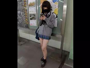 【リアルHQ盗撮】激カワ女子校生を徹底的にストーキング！可愛いガラものパンティを何度も撮影！