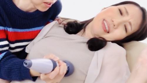 【近親相姦】乳首いじめないでぇ〜マッサージと称して電マを押し当てる甥っ子と変態的ないエッチするドMなおばさん