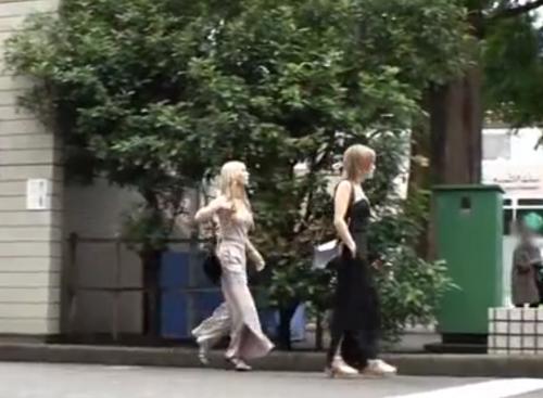 黒ギャル二人が街中のサラリーマンを逆ナンパしてガチンコ生ハメ中出しSEX！