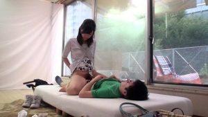【マジックミラー】圧倒的に色っぽい友達のママにちんぽ興奮してしまう童貞卒業プレイ