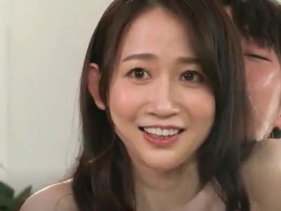 【水戸かな】至高のスレンダーエロBODY奥さんが夫の前で卑猥なモデル体験して興奮不可避