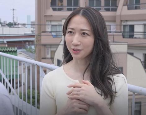 【水戸かな】「秘密の関係に興奮しちゃう//」息子のクラスメイトと長い間浮気中の淫らな熟女
