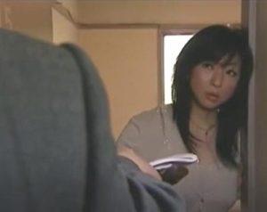【ヘンリー塚本】万引きバレた奥さまが快楽に身を任せ口止めSEX