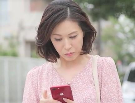 【一場れいか】色っぽい極エロ最高ボディーの奥さんは息子の仲良したちと3Pファック