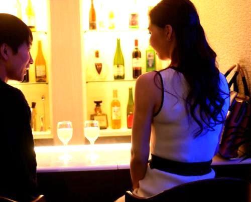 欲求不満なエロマダムたちが大学生のセフレを作って淫らな乱交セクロス