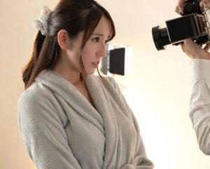 【小花のん】「恥ずかしいってばぁ♡」とても可愛い人妻がモデルになってNTR浮気3Pしちゃうどえろい行為