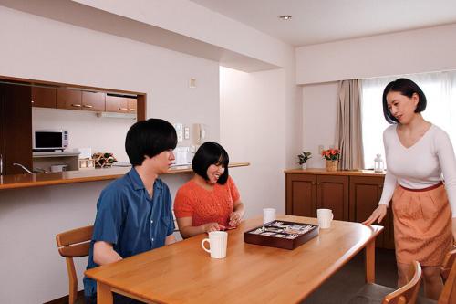 【一場れいか】「人妻に興奮するなんて♡」とても良い具合に熟れた美貌でえろい彼女の身内とだいしゅきホールドズポズポ