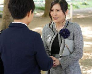 【椎名ゆな】めちゃ美人でセクシーなお義母さんが自分の子供にオマンコ感じる秘密の関係になる
