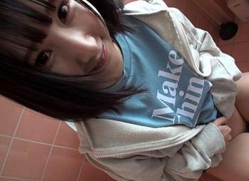 エロいこと大好きな可愛い142ｃｍロリ娘とお外で楽しむ駅弁SEX