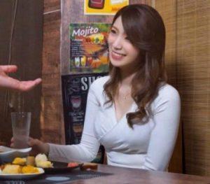 【人妻ナンパ】飲み屋でリラックスして会話から仲良くなった人妻里穂ちゃんを自宅に連れてきて浮気ズポズポ