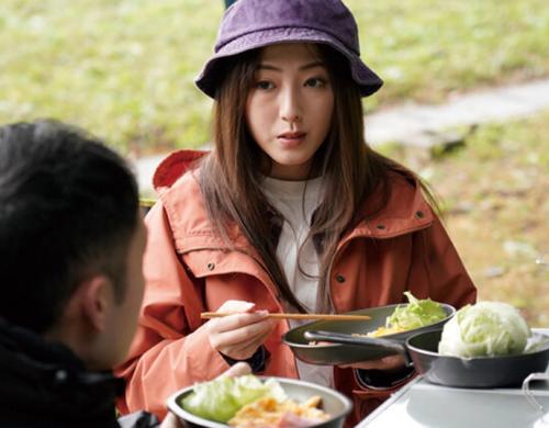 【君塚ひなた】満たされてなかった既婚お姉さんは旅行に行ってる最中に夫以外の男と淫らな行為えちえちプレイ
