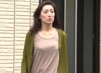 【強姦】「旦那が見てるってばぁ//」綺麗な四十路おばさんが旦那の前で無理やり手籠めにされるイカされる！