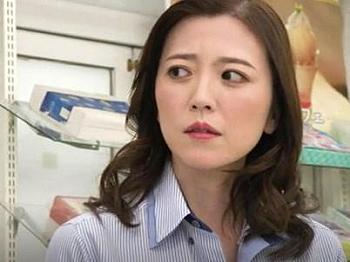 【木下凛々子】欲求不満な美熟女奥さんが万引きさせられてるいじめられっ子男子に痴女責め