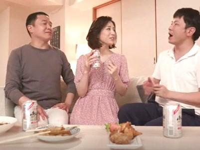 【3P】とっても綺麗な五十路おばさんが息子と一緒に暮らす男たちと盛り上がって中出しセックス！