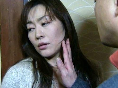 【ヘンリー塚本】家族がいない時間帯を狙われた美人マダムが不審者に襲われ強烈でエグい快感を知っちゃう強姦SEX