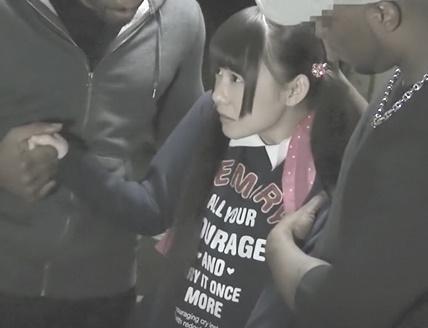 【輪姦】メチャかわJS娘が帰宅途中でデカちんぽ外国人の群れに襲われまわされる