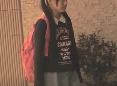 【レイプ】子供にとって危険がいっぱいの暗い夜道で幼い美少女がエグい巨根の黒人たちに見つかり・・・