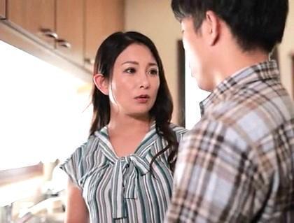 【一色桃子】綺麗なお母さんとはセックスしたくなるエロ息子と戻れなくなる秘密の関係