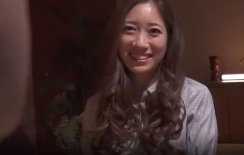ベロキスしたらすぐにおま〇こがビチョビチョにある淫乱人妻と人目を盗んで不倫SEX！