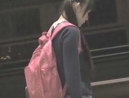 【強姦】子供にとって危険だらけの暗い夜道で幼いJSちゃんがエグい巨根の黒人ちんぽに追われて強制ファック
