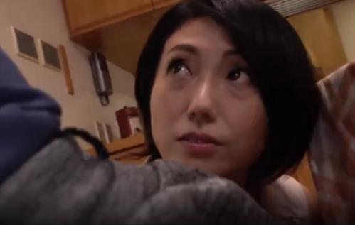 義理の息子が部屋デカチ○ポをしごいてるのをみたら欲しくてたまらなくなってしまった熟女！
