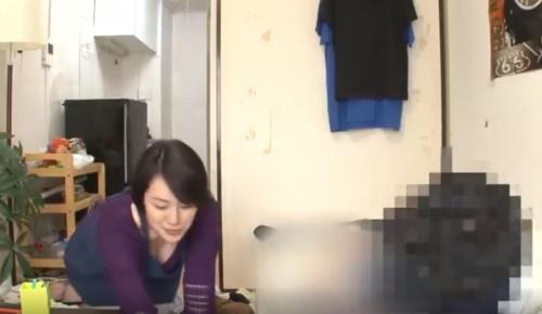 おばさんレンタルで来たエロくて優しいおばさんに土下座してこっそり中出しセックス！