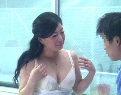 【モニタリング】綺麗でエロそうな友達のお母さんが浮気してくれる筆おろしパコパコ