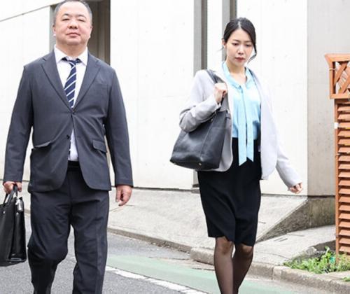 【南まゆ】かわいい嫁さんは亭主の取引先の気持ち悪いセクハラおっちゃんにNTR好き放題弄ばれ感じてしまった不倫SEX