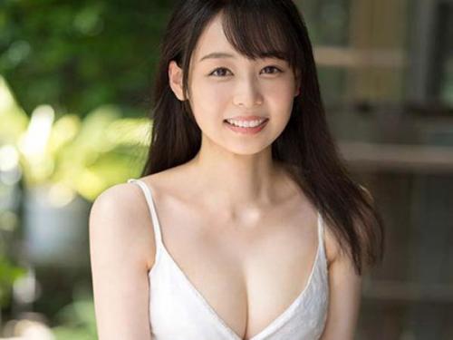 清楚可愛い新人巨乳美少女がカメラの前でチンポを頬張りフェラチオ！