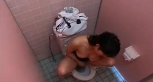 女子のお尻とおっばい丸見えのトイレオナニーを隠し撮り