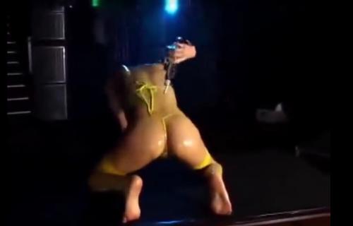 【ストリップダンス】お姉さんがおっぱい出してお尻を激しく動かす動画♡　