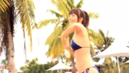 水着で踊ってる女の子…　