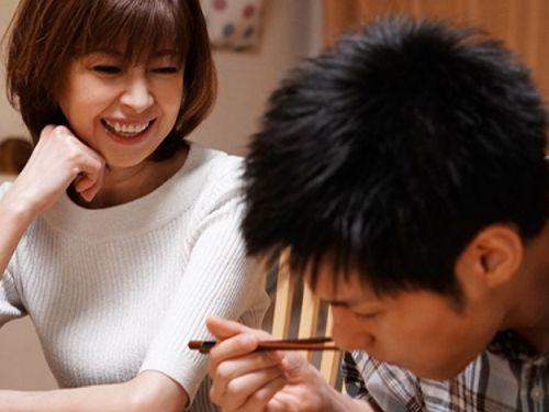【もちづきる美】童貞だと騙されてヤリチン男の若いチンポに夢中になってしまう元芸能人の熟女妻！