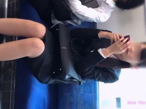 【盗撮】新入女子社員さんでしょうか？リクスーが初々しい美少女の股間からパンチラを覗き撮り！