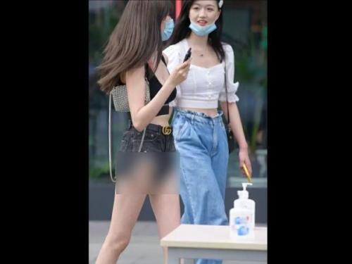 【盗撮】ショーパンのダメージ加工が過ぎてモデル系美女が街中堂々とパンチラどころかマン肉露出気味ｗｗｗ