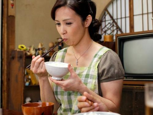 【暮町ゆうこ】再婚を決めた母親の豊満のない肉体美に欲情した息子の肉棒が襲い掛かる！