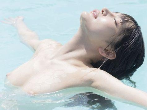 ”乳首解禁” 似鳥沙也加 2nd写真集のオフショットでまた全裸を見せた！『Semicolon』