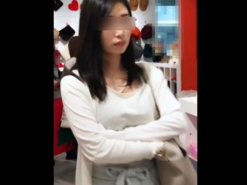 【盗撮】知的で華やかで色っぽさも兼ね備えた美人お姉さんの純白パンティを隠し撮りしてきたぞｗｗｗ