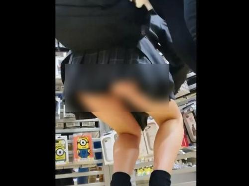 【盗撮】危ないJCロリのパンチラ激写！しゃがみ込んだ瞬間のスベスベ太ももからお尻にかけて刺激強すぎ！