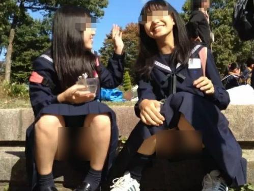 【盗撮】超問題パンチラ！中学校の入学式で仲良しロリ美少女二人組の満面の笑みと股間の純白パンティ！