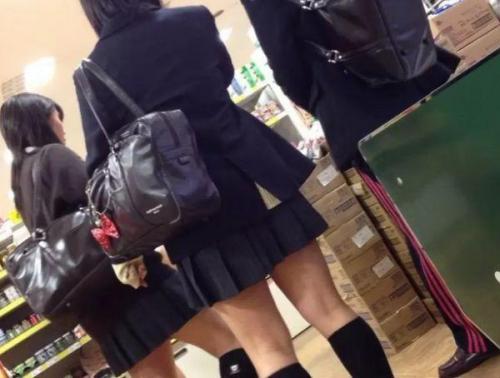 【盗撮】素人一般人の制服女子校生の放課後に粘着してパンチラを撮影した掲示板の投稿がヤバい！