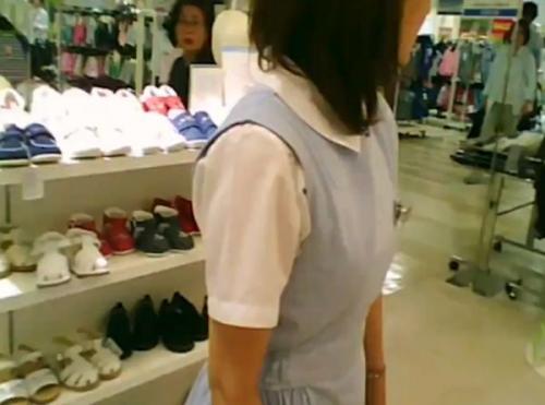【盗撮】ベビー用品店の清楚美人なショップ店員さんのパンティを隠し撮りした決定的パンチラ映像！