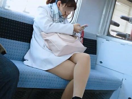 【盗撮】めっちゃ可愛いギャルを粘着ストーカーしながら逆さパンチラを隠し撮り！