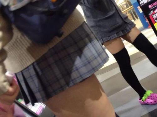 【盗撮】放課後の制服女子校生達の下半身を粘着撮り！黒ニーソとパンチラの絶妙危険物！