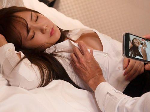【坂道みる】一番かわいい新入女子社員が会社の飲みで泥酔してしまい気付いたら部長とホテルでSEXしていた！