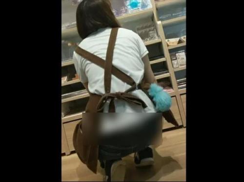【盗撮】SERIAの女性店員さんがお仕事中にしゃがみ込むと腰パンパンチラしてるので撮影してきたｗｗｗ