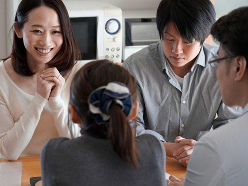 【水戸かな】一見幸せそうに見える夫婦が普通のセックスでは満足できなくて夫婦交換性交で欲情を掻き立てる！