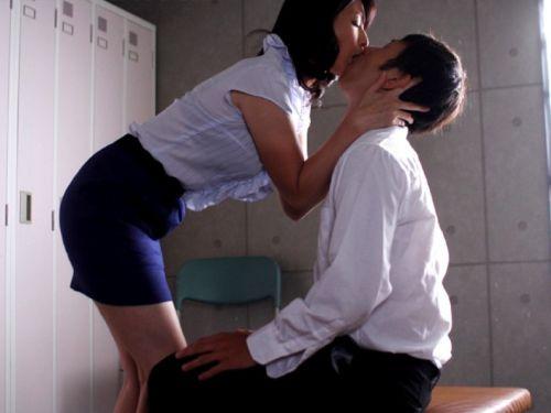 【安野由美】校内で密かに男子生徒と濃密セックスをしてしまい別の生徒に目撃された美貌の熟女妻教師！