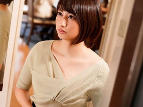 【本田瞳】ご近所のショートヘア美人妻と濃厚ベロチューを交わしてパイパンに挿入！