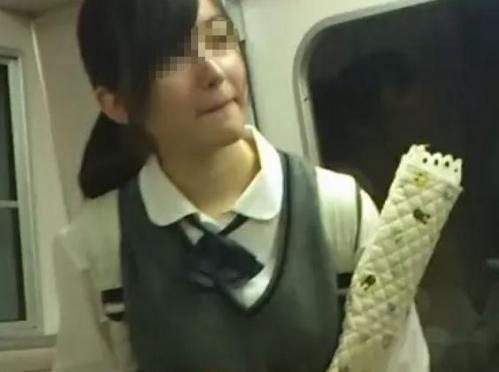 【盗撮】関西で一般人なのに美少女すぎて話題だったハーフ女子校生の通学中にパン……のアイキャッチ画像